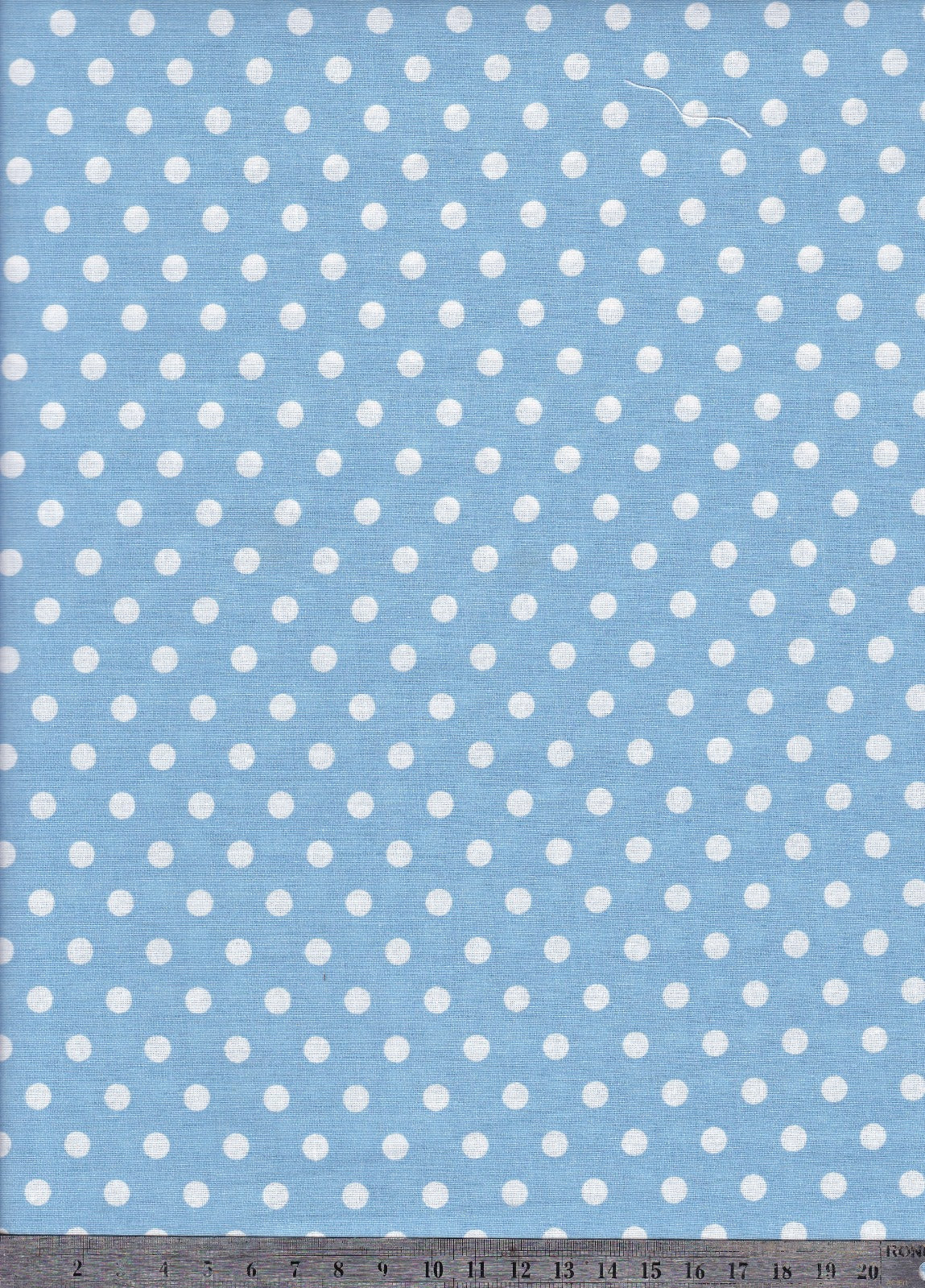 Világoskék alapon fehér babos pöttyök