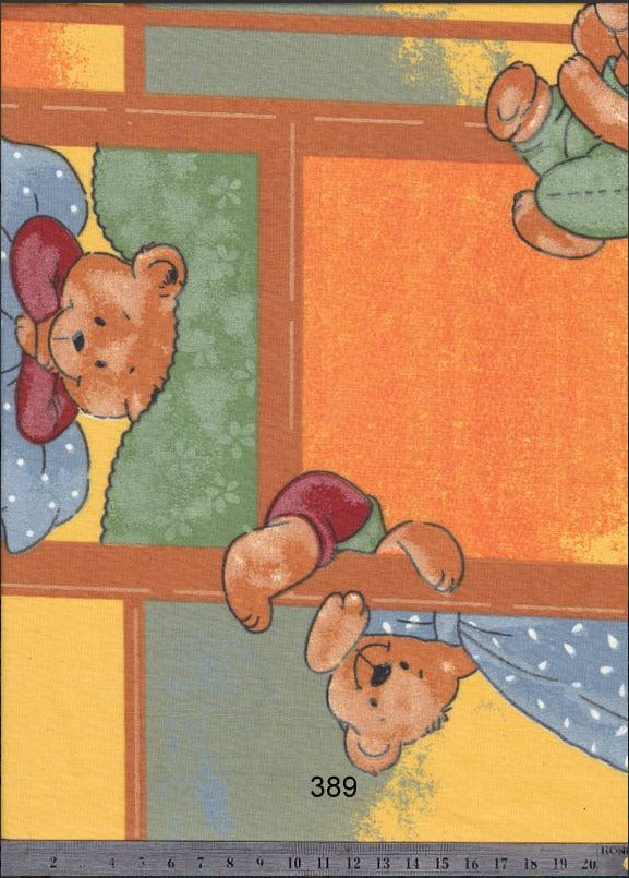 Narancs alapon maci az ablakban