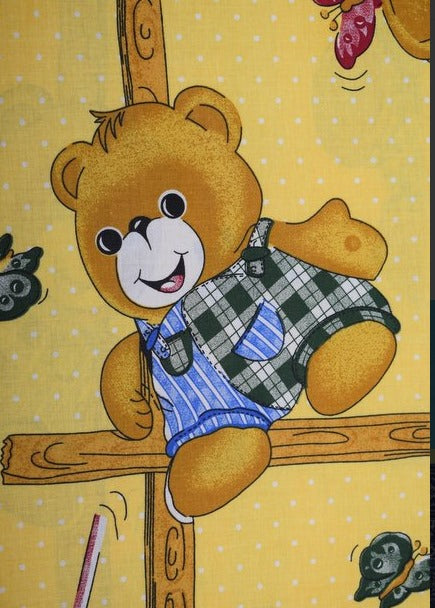 Sárga alapon rácsos maci